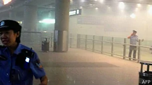 北京首都機場執勤警員在冀中星引爆自製炸彈後驅散人群（20/7/2013）