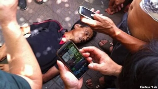 民眾圍觀被湖南臨武城管當街打死的瓜農(圖片取自網絡)