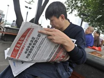 一位重慶居民正在閱覽有關薄熙來的新聞。（2012年9月29日）