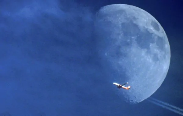 飞机“驶向”月球