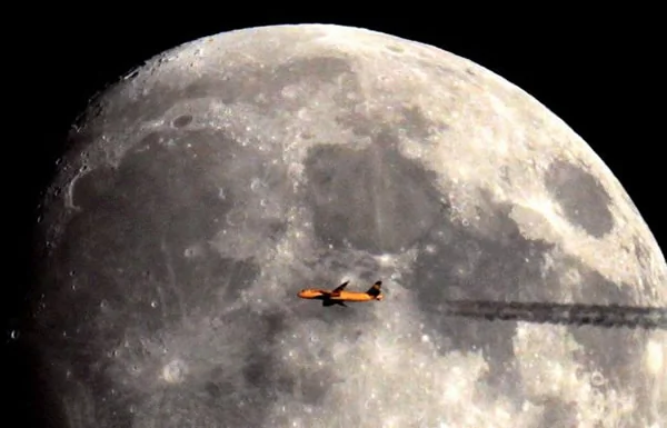 飞机“驶向”月球