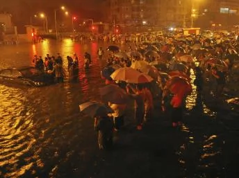 中国大陆近年来频遭极端天气袭击，图为2012年7月21日北京暴雨成灾