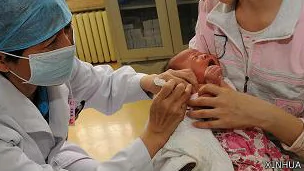 一位新生儿在北京朝阳区妇幼保健院接种乙肝疫苗（新华社图片26/7/2013）
