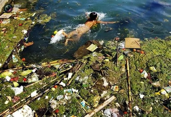 平垻，一名少年在嚴重污染的水庫中游泳。