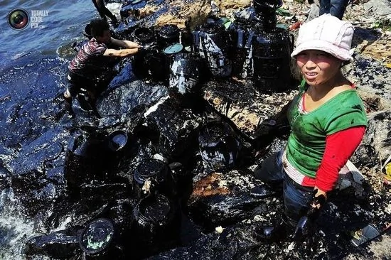 遼東丹東，當地漁民正在清理漏油。