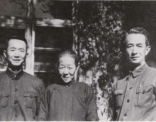 蔡锷夫人潘惠英和长子蔡端（右）、次子蔡永宁在一起，1950年代摄于北京