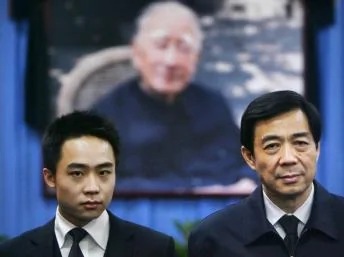 原重庆中共党委书记薄熙来和儿子薄瓜瓜站在他父亲薄一波图片前2007年1月18日