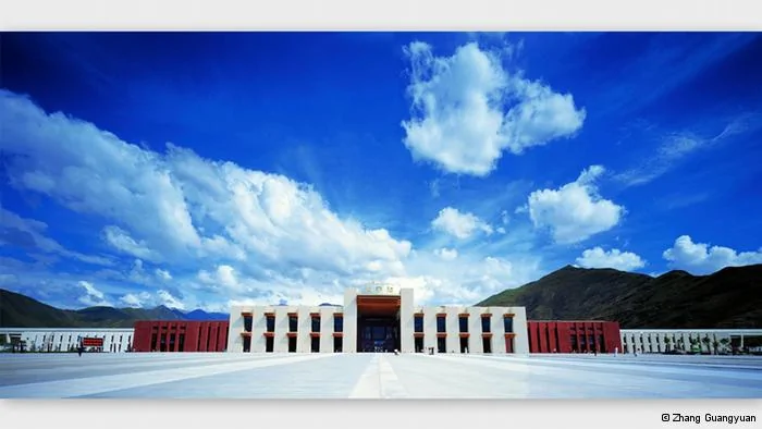 ***Achtung: Nur zur Berichterstattungüber diese Ausstellung verwenden!***
Lhasa Railway Station
16.9.2012-13.1.2013
Museum Zeughaus C5, Reiss-Engelhorn-Museen
