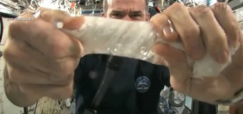 太空船上挤湿毛巾会是什么样子？
