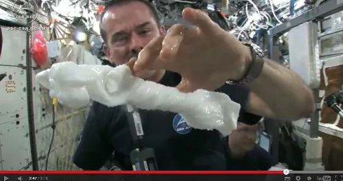 太空船上挤湿毛巾会是什么样子？