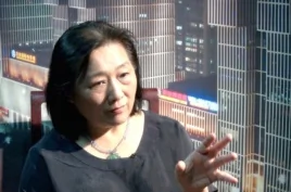 北京独立新闻工作者兼专栏作家高瑜谈“男儿论“。（美国之音东方拍摄）
