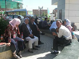 图片：喀什街头的维族人（志愿者）