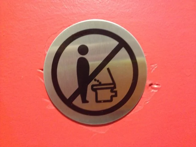 禁止男人站着小便的地方