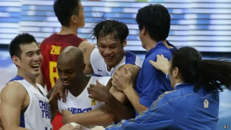台湾的中华台北男子篮球队在亚锦赛击败了强队中国队后，台湾男篮队员相拥庆祝（09/08/2013）