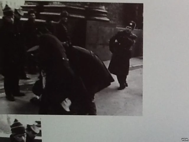 1989年拍摄的一张照片在俄国互联网广泛传播，照片显示酷似普京的克格勃军官指挥逮捕参加示威的持不同政见者。(美国之音白桦拍摄)