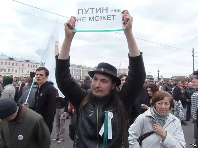 5月6日莫斯科要求释放政治犯的集会中，一名示威者手举标语：普京不能当总统。(美国之音白桦拍摄)