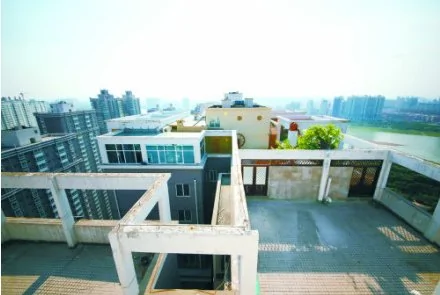 洛阳33层高楼楼顶现空中花园堪比北京超级别墅