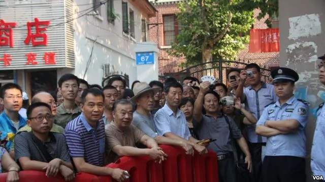 被隔离在济南法院警戒线外面的民众。2013年8月22日(美国之音东方拍摄)