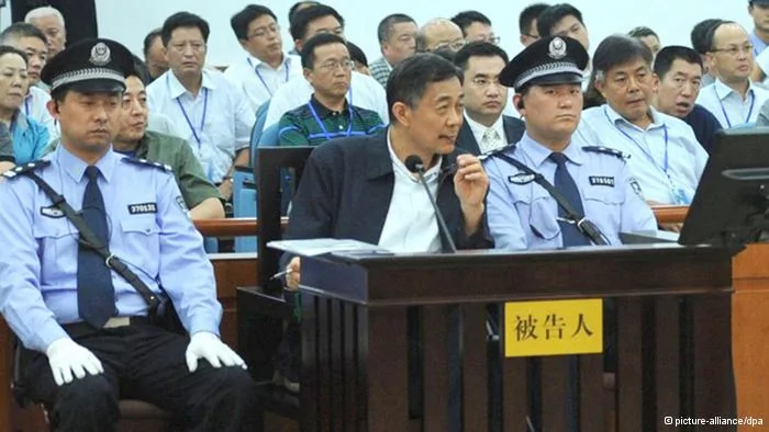 epa03835357 A handout picture made available by the Jinan Intermediate People's Court shows former regional leader Bo Xilai(front, C) standing trial for the third day at Jinan Intermediate People's Court, as former police chief of Chongqing municipality Wang Lijun(not pictured) speaks as witness in Jinan, Shandong province, China,24 August2013. EPA/JINAN INTERMEDIATE PEOPLE'S COURT/ HANDOUT BEST QUALITY AVAILABLE. HANDOUT EDITORIAL USE ONLY/NO SALES+++(c) dpa- Bildfunk+++
***FREI FÜR SOCIAL MEDIA***
