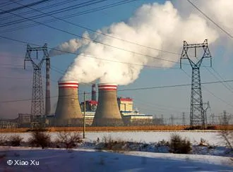 Chinas Kohlekraftwerke sind meist nicht mit umweltfreundlicher Technik ausgestattet. Vor allem bei den unzählbaren, oft illegalen kleinen Fabriken in den einzelnen Provinzen, werde Schindluder betrieben. Aufgenommen von Xiao Xu am15.12.2009 im Heilongjiang Provinz.
