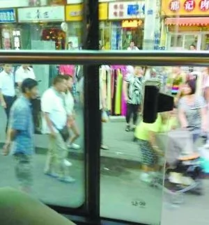 男子北京街頭當街搶嬰兒