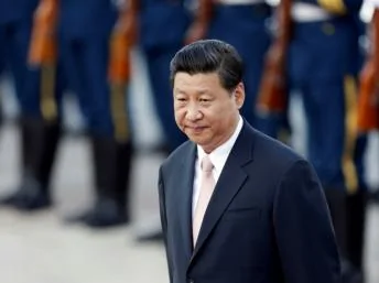 习近平在北京人大会堂外等着迎接肯尼亚总统2013年8月19日