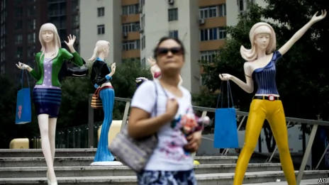 一名北京妇女走过某购物中心（27/08/2013）