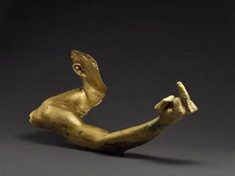 艾未未中指作品系列之一，铜雕。