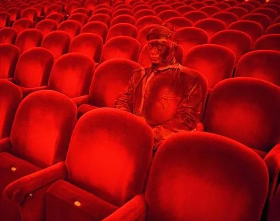 刘勃麟的新隐形艺术作品“红色剧院”