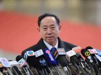 2013年3月15日上午，人大开幕前教育部部长袁贵仁接受记者群访。