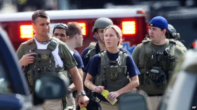 2013年9月16日警方在华盛顿海军设施枪案现场进行调查。

