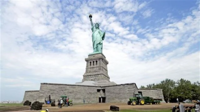 2013年6月自由女神像重新開放。世界上很多人把自由女神像看作美國的象徵，希望移民美國。胡錫進說，他也願意生活在美國