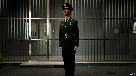 北京第一看守所外一名武警站崗（25/10/2012）