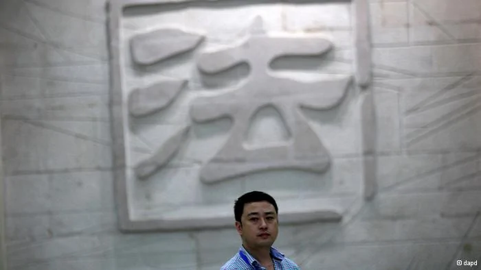 A man walks in front of the engraved wall depicting a Chinese character that means law inside the Hefei City Intermediate People's Court where a murder trial of Gu Kailai, wife of disgraced Chinese politician Bo Xilai, takes place Thursday Aug.9,2012 in Hefei, Anhui Province, China. The court heard in the one-day trial that Gu got British businessman Neil Heywood drunk and fed poison to him.(Foto:Eugene Hoshiko/AP/dapd)