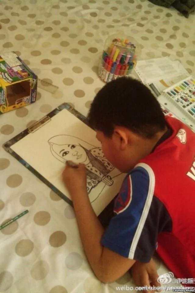 夏俊峰的兒子夏健強在做畫（伊能靜微博圖片）