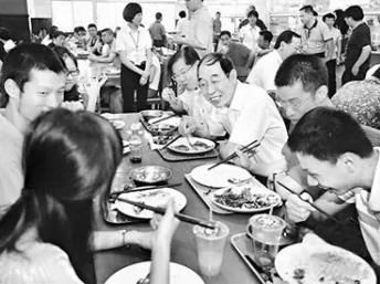 福建省委書記尤權在廈門大學食堂與師生共進午餐(9月9日)。