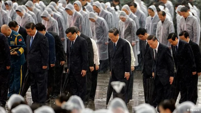 China's President Xi Jinping(blue tie, L-R), Premier Li Keqiang and Chinese Communist Party top leaders stand in silent tribute as it rains during a tribute ceremony at the Monument to the People's Heroes, on the64th anniversary of the founding of the People's Republic of China, in Beijing October1,2013. China celebrates its National Day on Tuesday. REUTERS/Jason Lee(CHINA- Tags: POLITICS ANNIVERSARY)