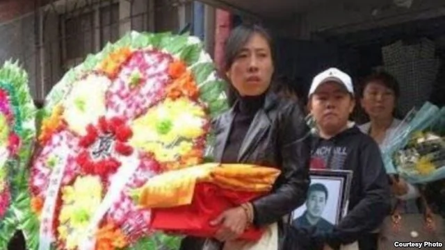 夏俊峰遗孀、儿子准备离家为夏俊峰出殡（网络图片）