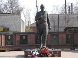俄罗斯亚罗斯拉夫州一小镇上的红军士兵塑像（美国之音白桦）