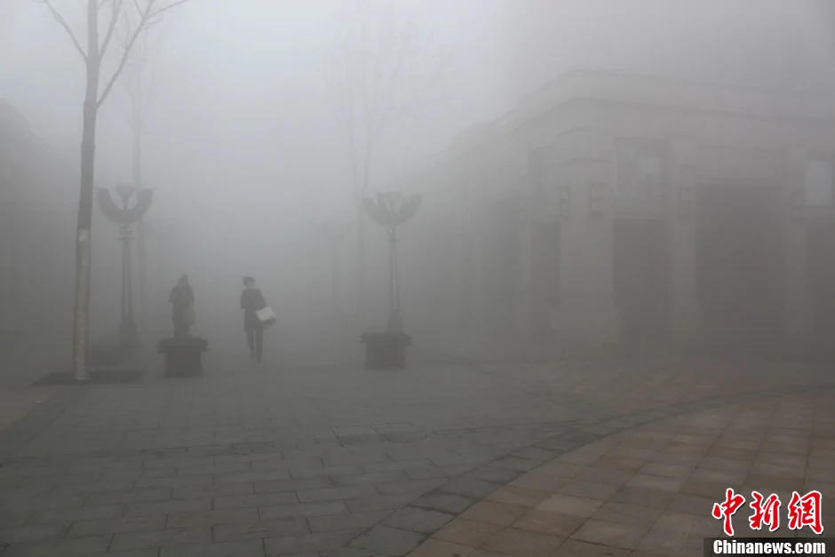 哈爾濱遭嚴重霧霾天氣學校停課公交停運