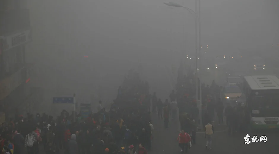 哈尔滨遭严重雾霾天气学校停课公交停运