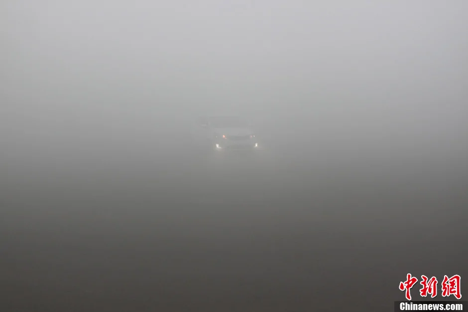 哈爾濱遭大霧封城中小學停課部分能見度不足10米