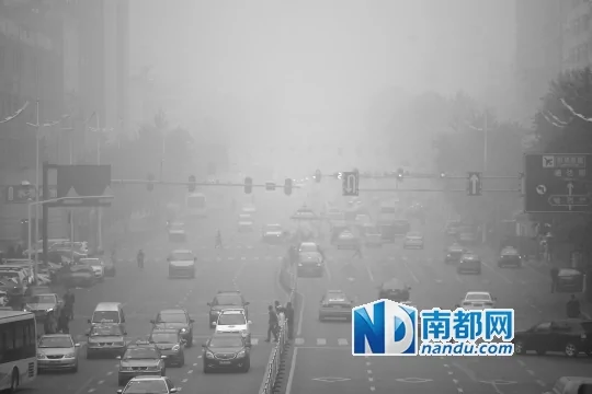 10月20日7時，哈爾濱市道里區被霧霾籠罩。新華社發