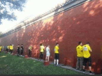 北京馬拉松賽參賽運動員因無廁所而在中南海紅牆邊方便。