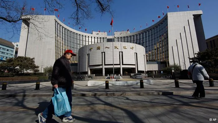 In this picture taken on March12,2012 a Chinese man walks in front of China's Central bank in Beijing, China. Premier Wen Jiabao, China's top economic official, said Tuesday, April3,2012, its state-owned banks are monopolies that must be broken up, acknowledging mounting economic and political pressure to reform an industry whose vast profits are fueling public anger.(Foto: Vincent Thian/AP/dapd)
