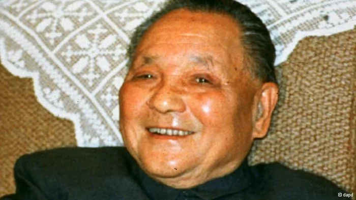 Chinas mächtiger Altpolitiker Deng Xiaoping ist tot. Er starb am19.2.1997 im Alter von92 Jahren an Herz- und Atemversagen. Das Archivbild von1975 zeigt Deng Xiaoping(l) mit Bundeskanzler Helmut Schmidt(r) bei einer Parade während des Aufenthalts von Schmidt in Peking. Der greise Patriarch war seit drei Jahren nicht mehr in derÖffentlichkeit gesehen worden. Seit1990 hatte Deng Xiaoping kein Amt mehr inne, hatte aber hinter den Kulissen weiter noch lange Zeit die Fäden in der Hand. Deng war der Architekt der Wirtschaftsreformen. Zugleich verfolgte er eine politisch harte Linie. Er verantwortete1989 das Massaker bei der Niederschlagung der Demokratiebewegung. Als Dengs Nachfolger gilt Staatspräsident Jiang Zemin, der seine Position ausbauen konnte.