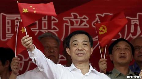 薄熙来在重庆一场唱红歌集会上（资料图片）