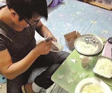 武汉男子花15小时为女友打造“水晶鞋” 婚鞋镶满水钻