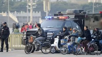©Kyodo/MAXPPP-30/10/2013; BEIJING, China- A police officer(L) stands guard in front of Beijing's Tiananmen gate on Oct.30,2013. Chinese authorities reportedly suspect people from the Xinjiang Uygur Autonomous Region are behind a fatal car crash two days before.(Kyodo)
