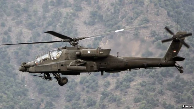 美军的一架阿帕契AH-64战斗直升机在飞行（资料照片）